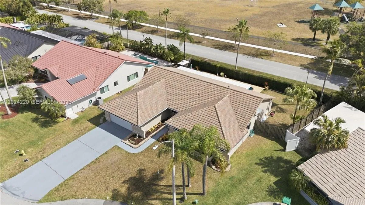 6520 Olde Moat Way, Davie FL 33331