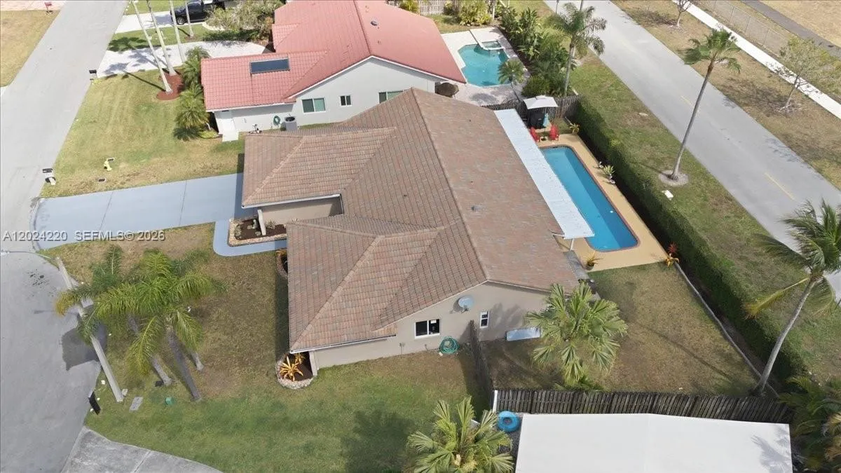 6520 Olde Moat Way, Davie FL 33331