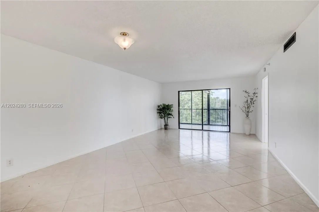 2205 S Cypress Bend Dr # 508, Pompano Beach FL 33069