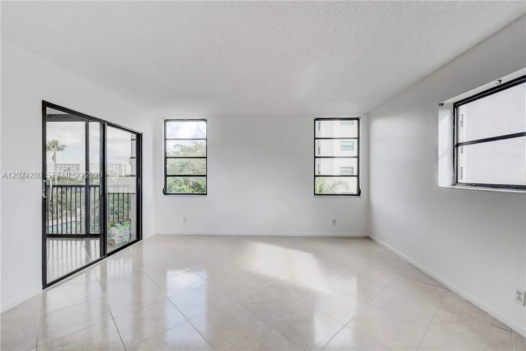 2205 S Cypress Bend Dr # 508, Pompano Beach FL 33069