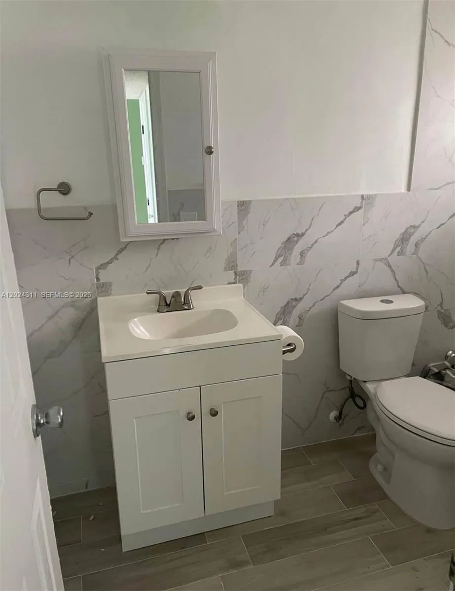 5480 NW 11th St # 103, Plantation FL 33313