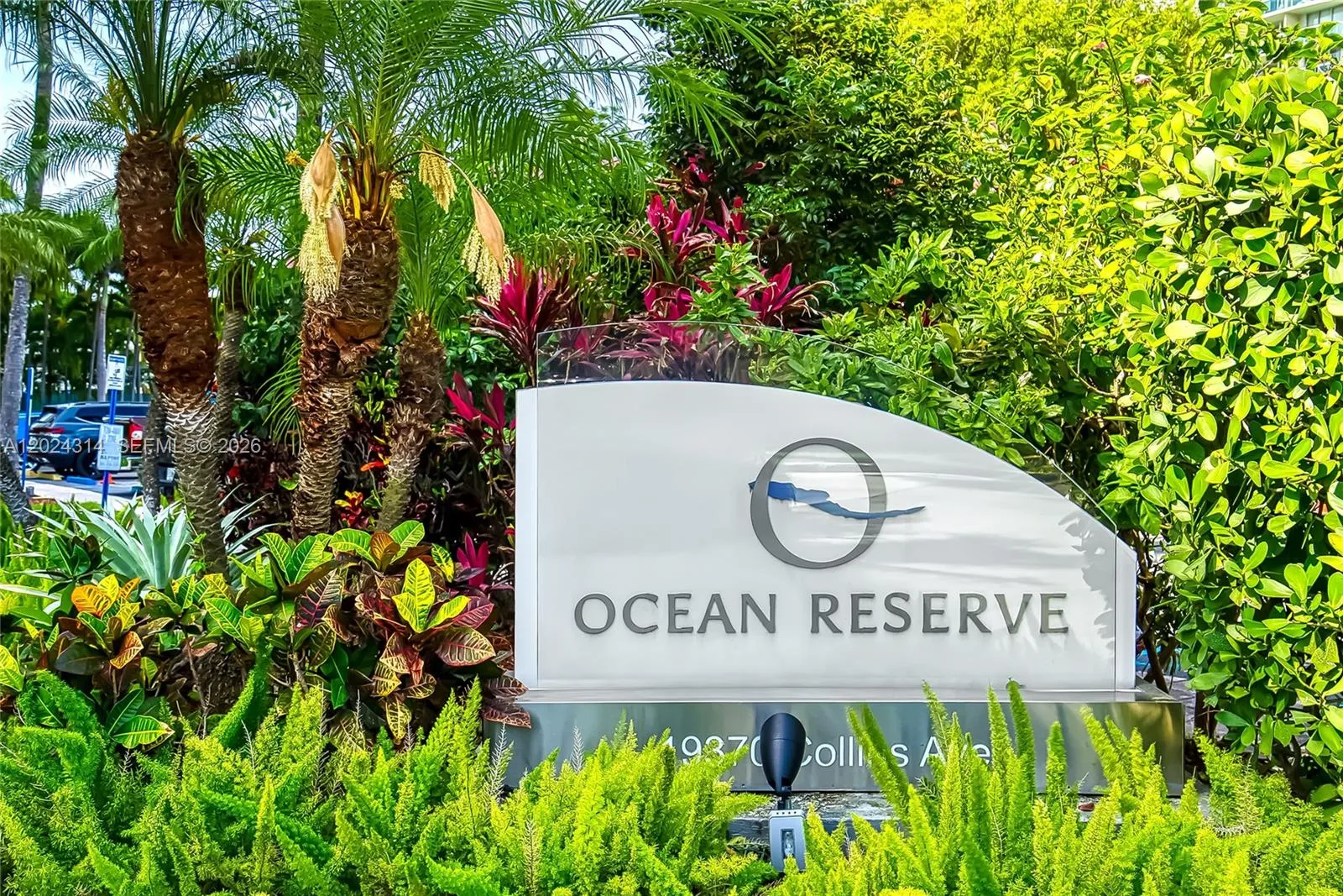 1 bedroom 1 bath for sale at 19370 Collins Ave # 520, Sunny Isles Beach FL 33160