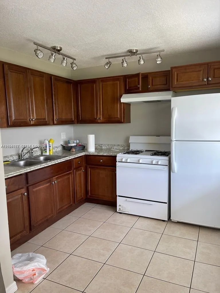 588 Holly Dr # B, Palm Beach Gardens FL 33410