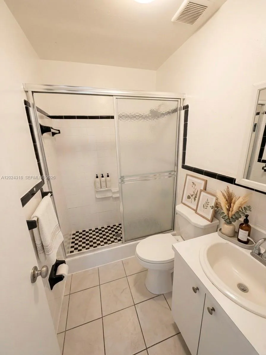 2725 W Okeechobee Rd # 17, Hialeah FL 33010