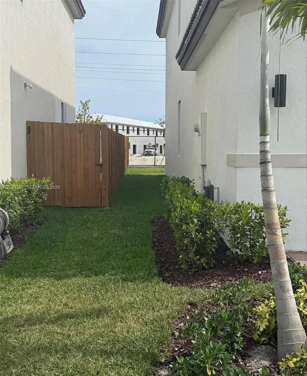 2584 SE 25th Ct, Homestead FL 33035