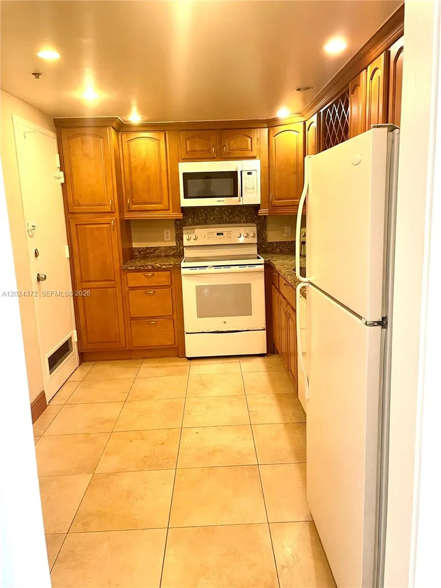400 Kings Point Dr # 829, Sunny Isles Beach FL 33160