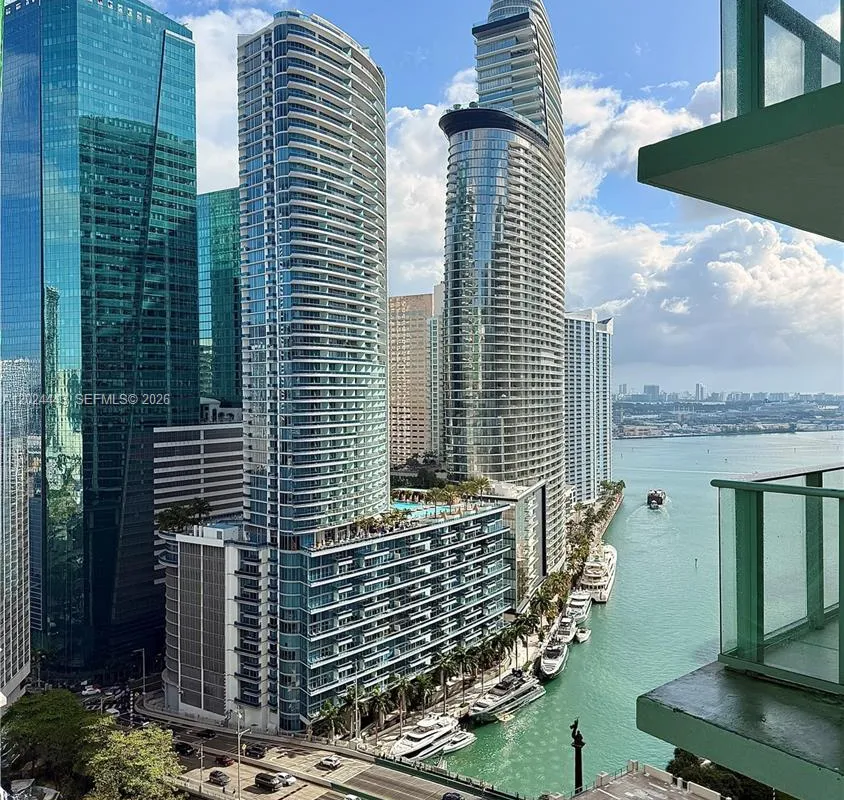 77 SE 5th st # 2305, Miami FL 33131