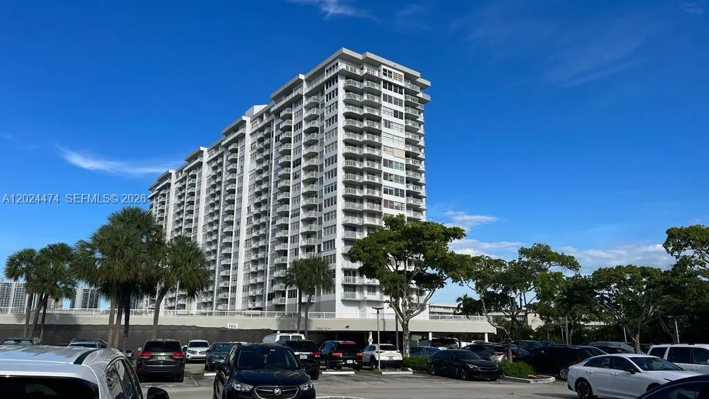 3 bedroom 2 bath for sale at 18061 Biscayne Blvd # 1404, Aventura FL 33160