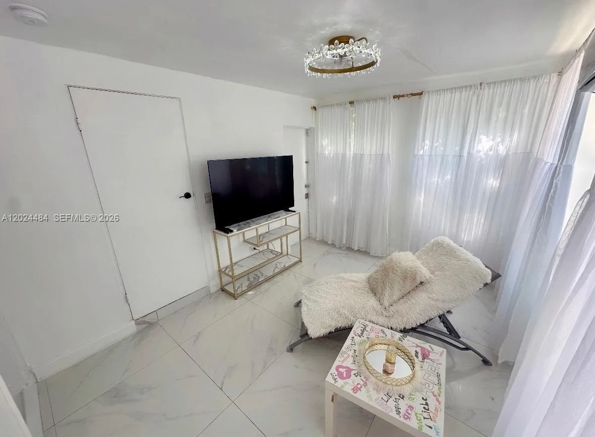 950 NE 127th St # 1, North Miami FL 33161