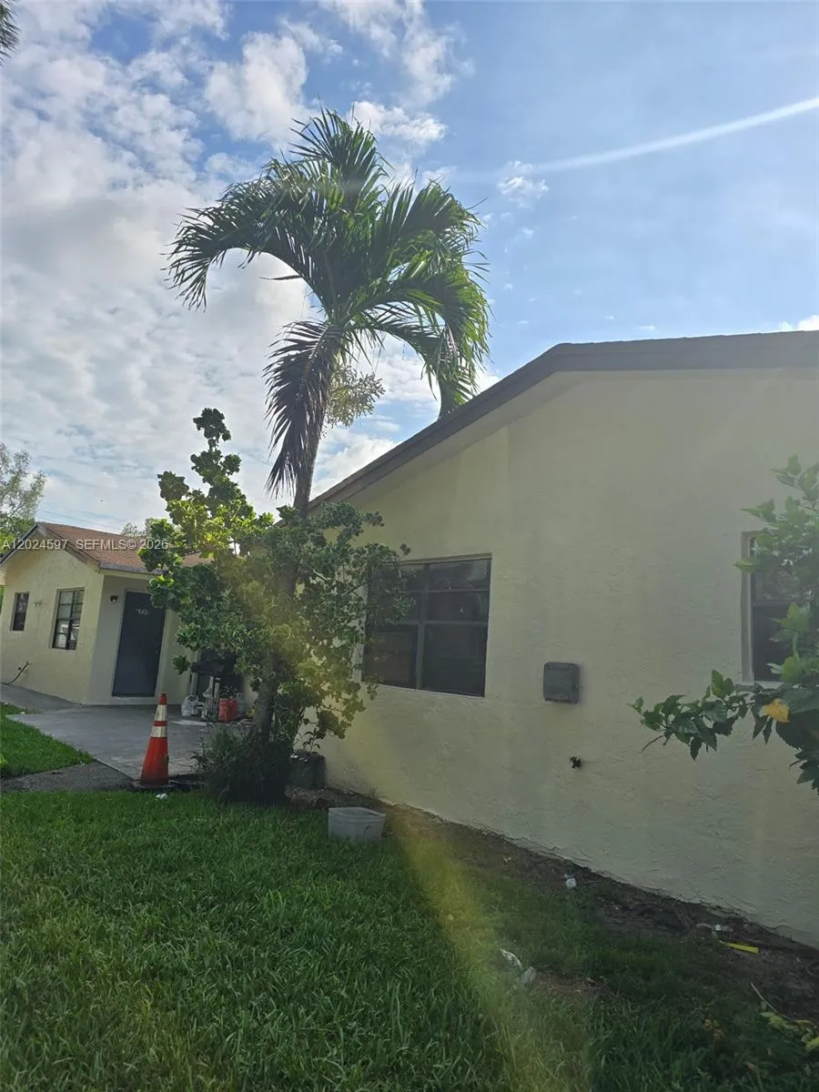 6590 SW 46th St, Davie FL 33314