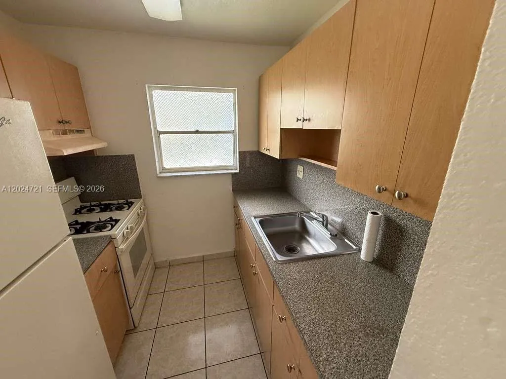 1655 W 44th Pl # 302, Hialeah FL 33012