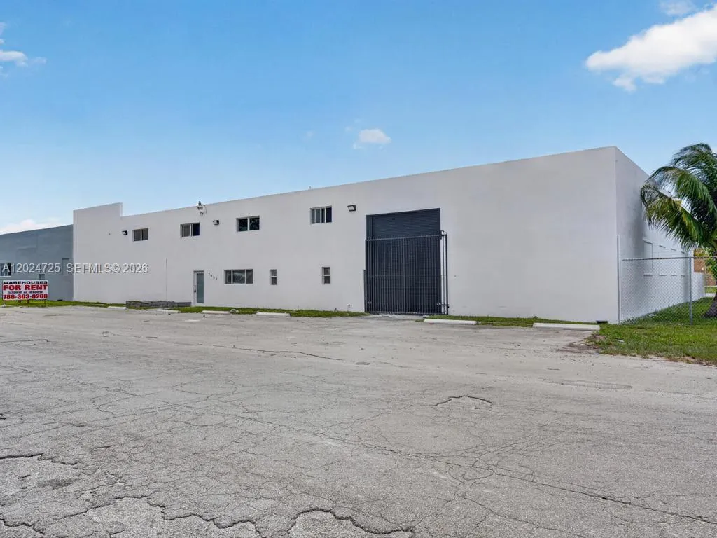2955 NW 75th St, Miami FL 33147