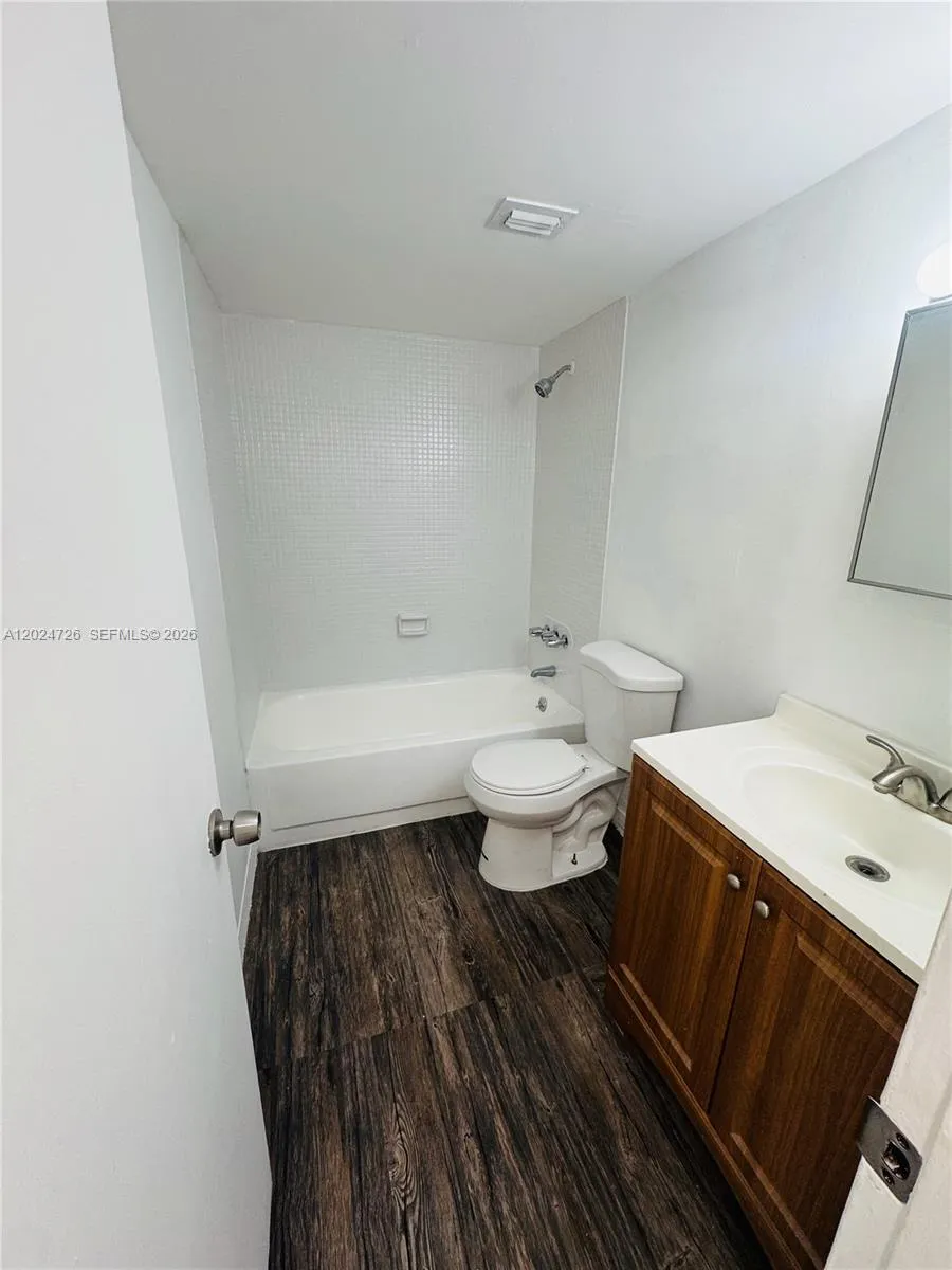486 NW 165th St Rd # 201, Miami FL 33169