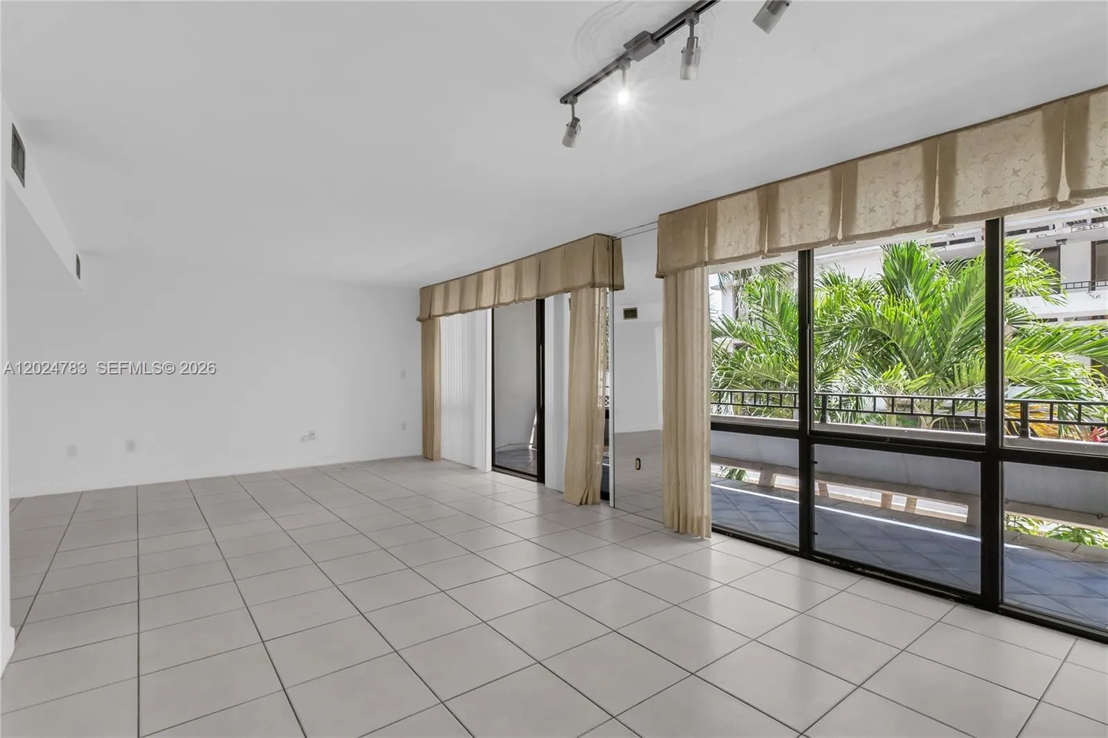 3 bedroom 2 bath for sale at 13951 Kendale Lakes Cir # 208A, Miami FL 33183