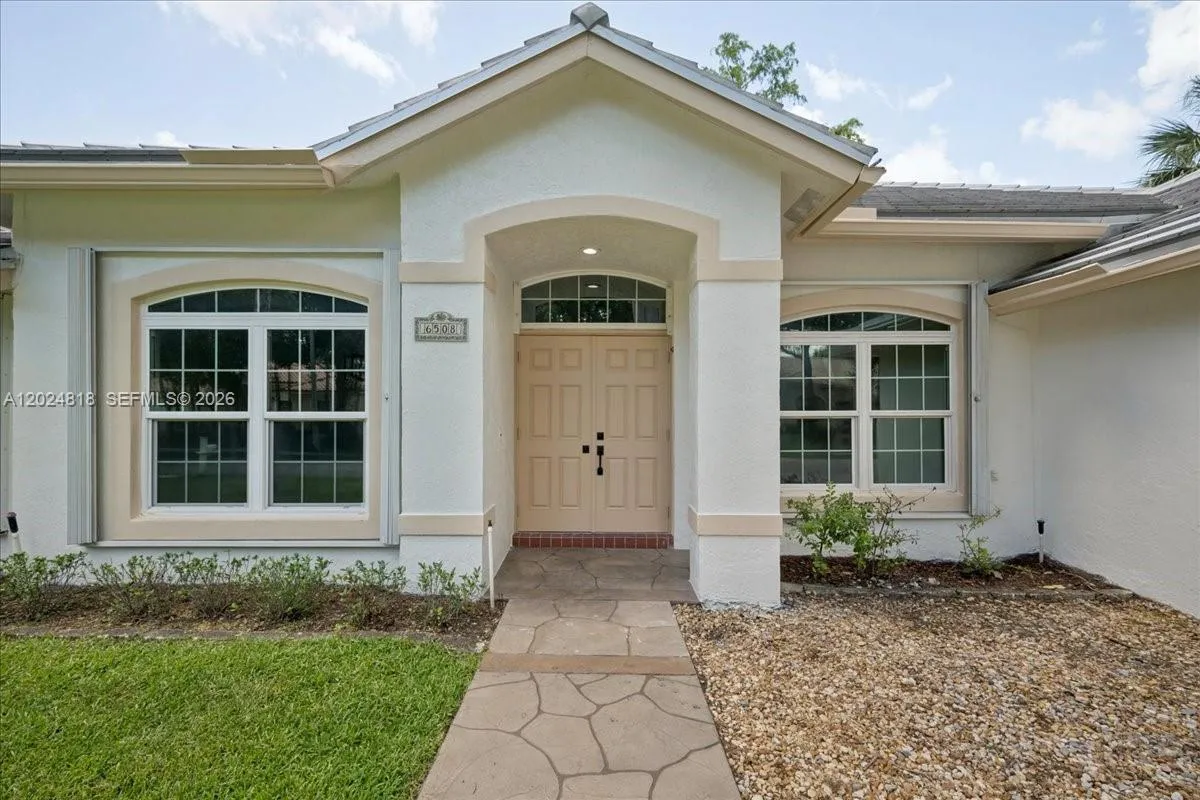 6508 NW 54th Ct, Lauderhill FL 33319