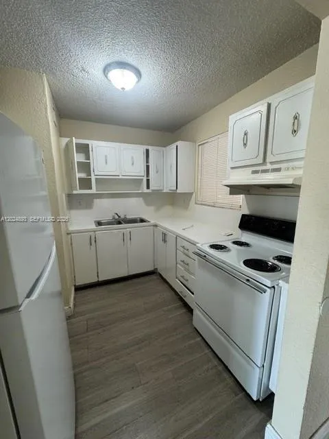 525 W 69th St # 101, Hialeah FL 33014