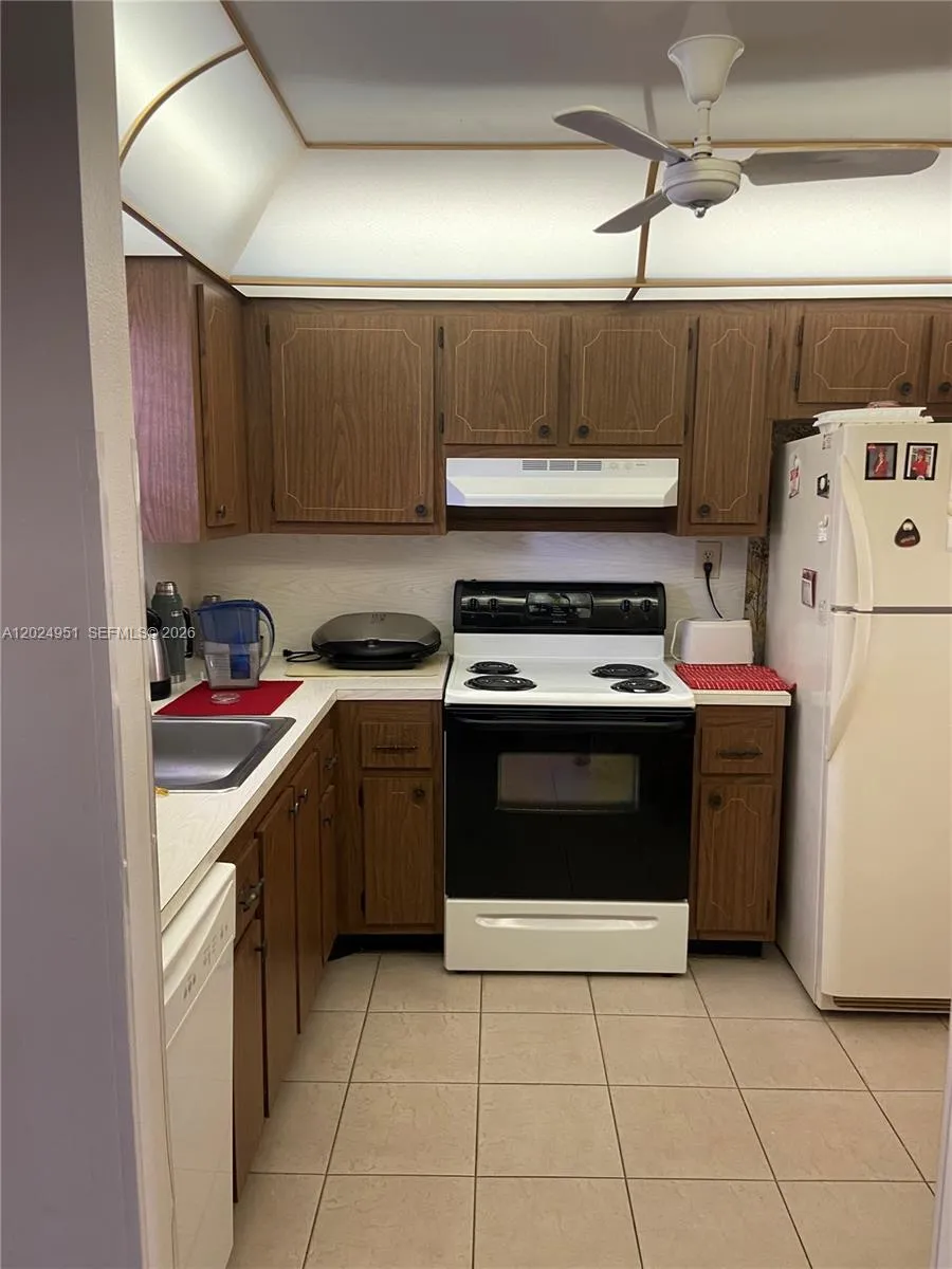 9581 Sunrise Lakes Blvd # 202, Sunrise FL 33322