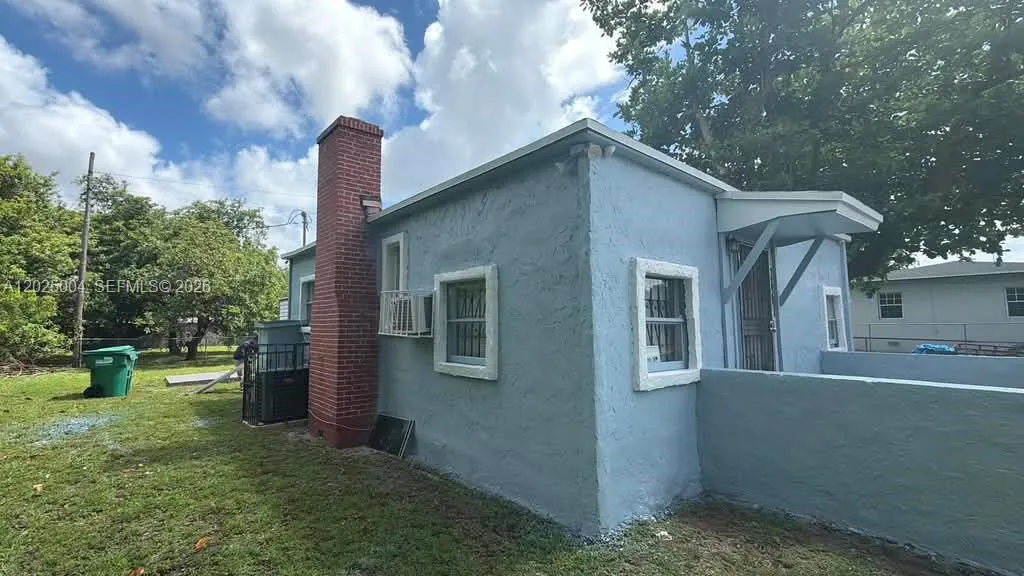 2461 NW 61st St # 2461, Miami FL 33142