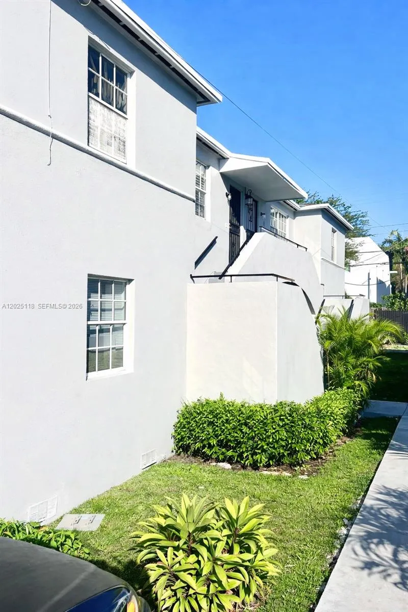 2371 SW 27th St, Miami FL 33133