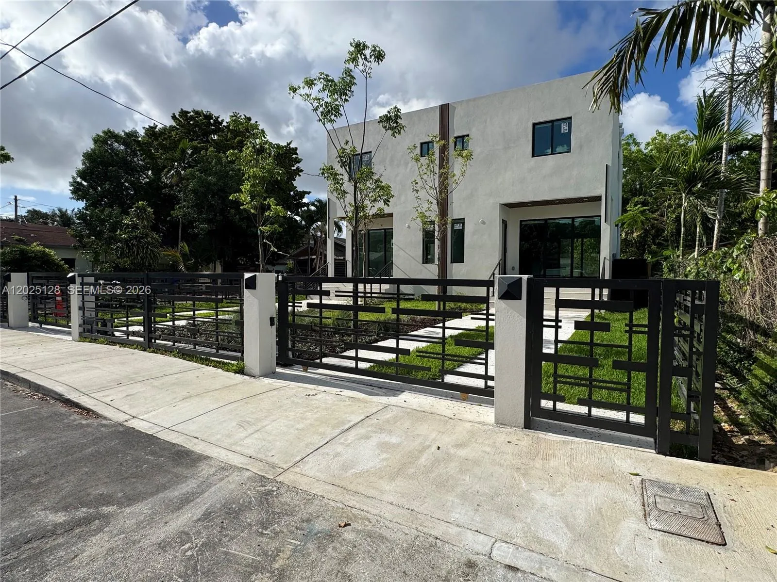 1924 NW 27th St, Miami FL 33142