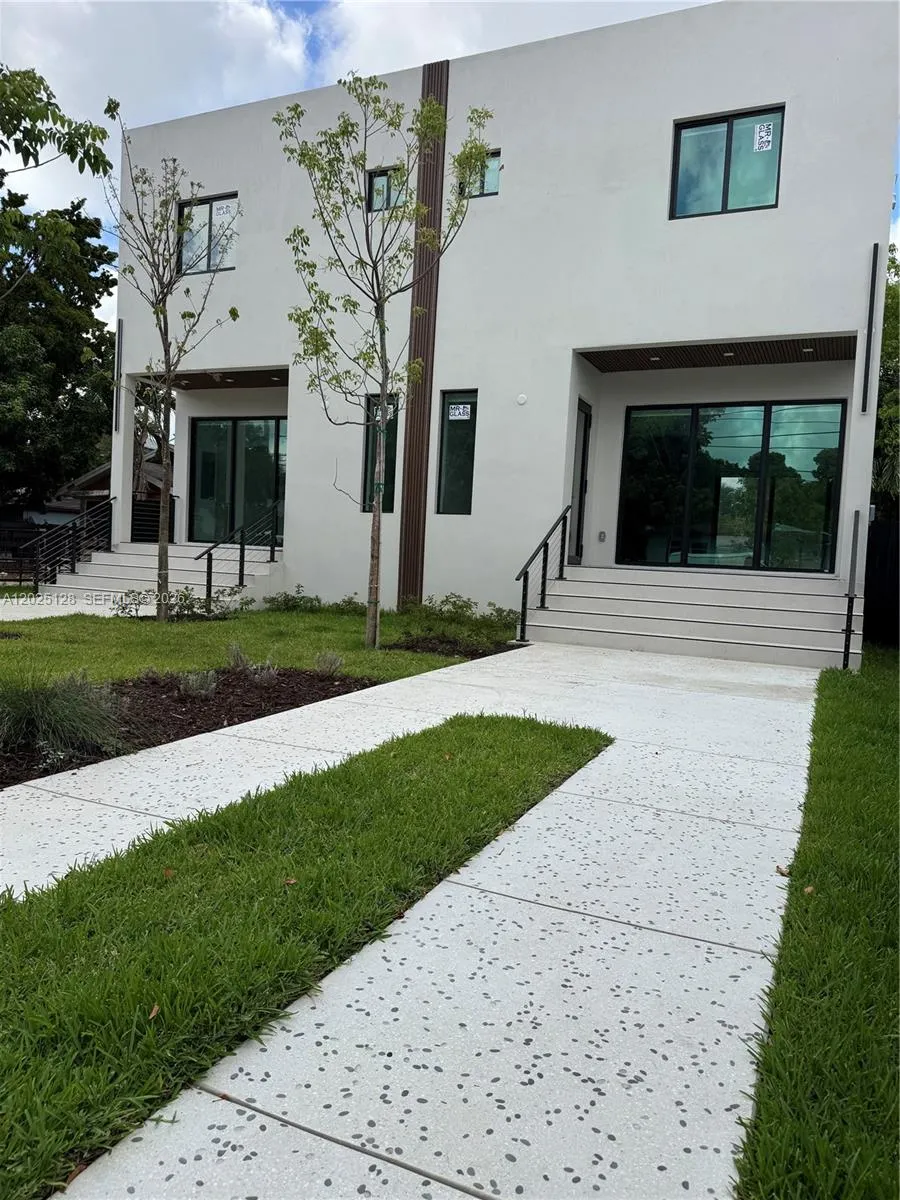 1924 NW 27th St, Miami FL 33142