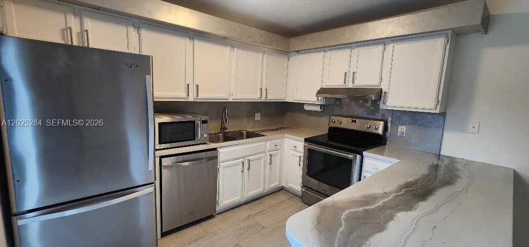2556 Lakeview Ct, Cooper City FL 33026