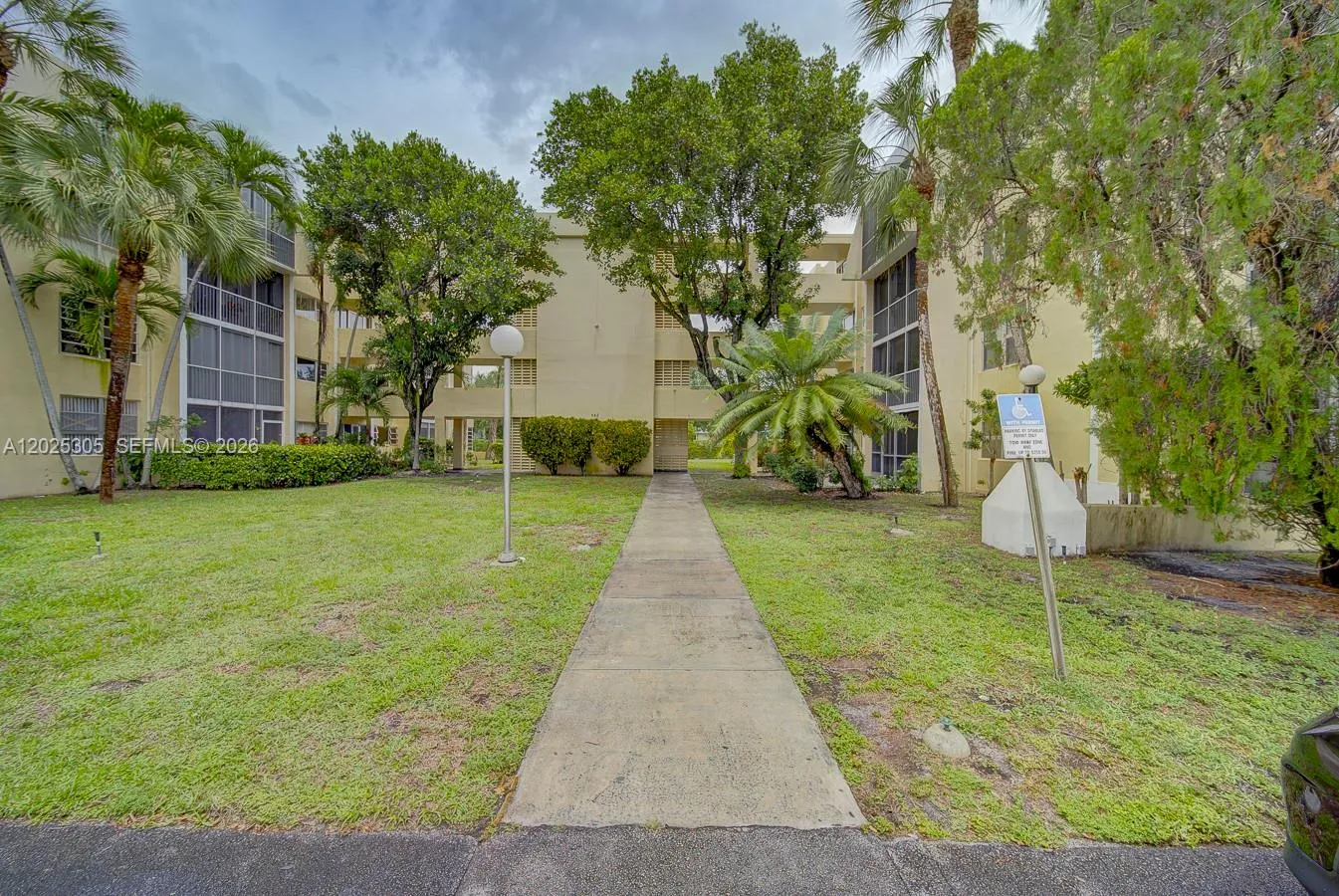 942 NE 199th St # 102, Miami FL 33179