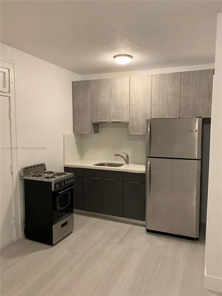 712 SW 56 AV # 4B, Coral Gables FL 33134