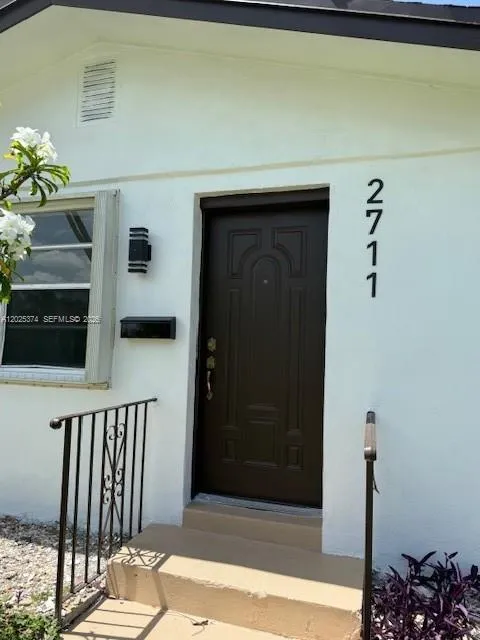 2711 Dewey St, Hollywood FL 33020