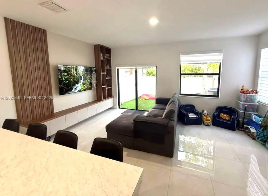 9286 W 33rd Ln, Hialeah FL 33018