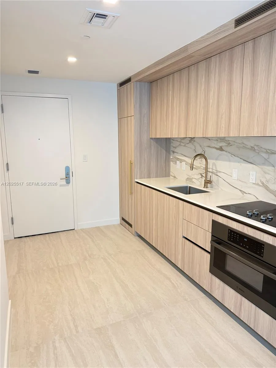 77 SE 5 # 2307, Miami FL 33131