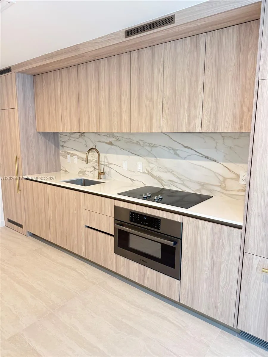 77 SE 5 # 2307, Miami FL 33131