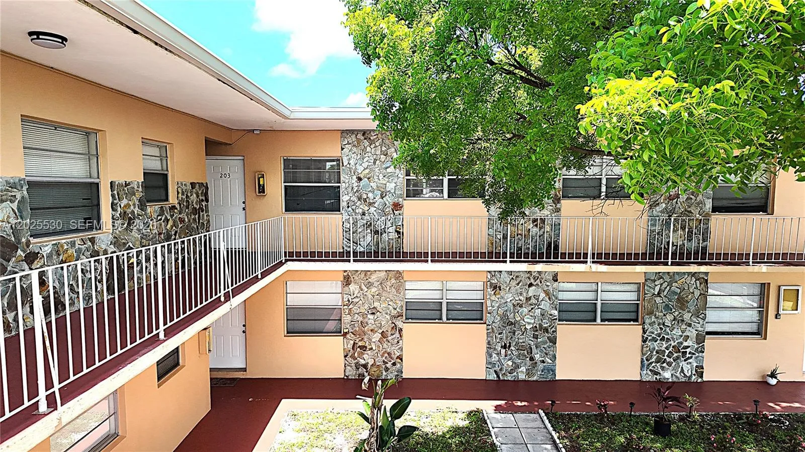 31 SE 2nd Ave # 203, Hallandale Beach FL 33009
