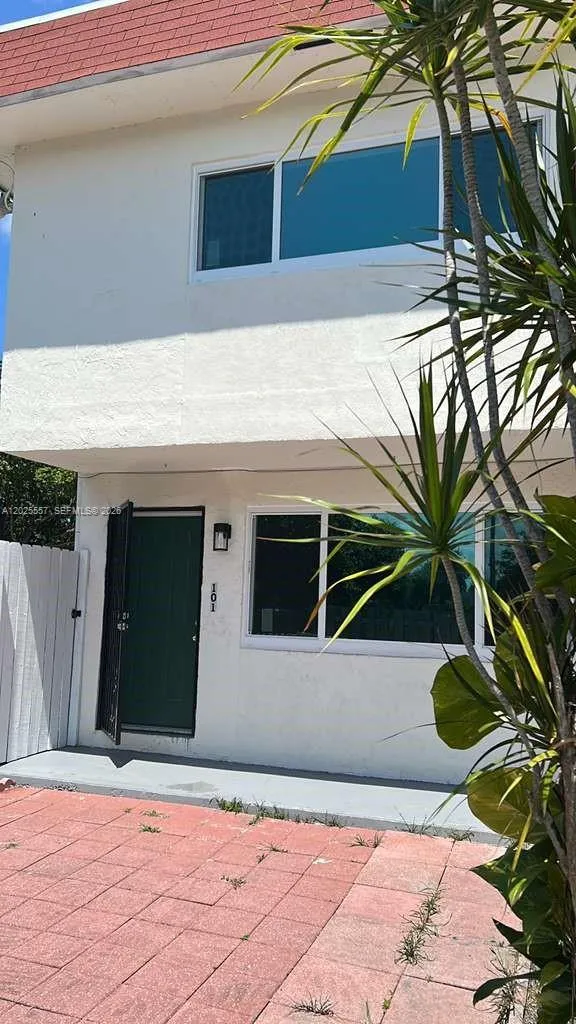 1450 NE 151st St # 101, Miami FL 33162