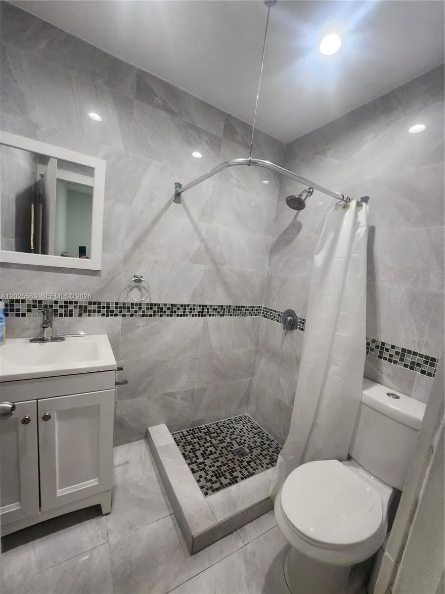 2700 Collins Ave # 302, Miami Beach FL 33140