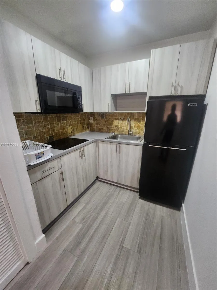 2700 Collins Ave # 302, Miami Beach FL 33140