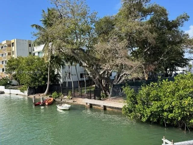 6949 Bay Dr, Miami Beach FL 33141