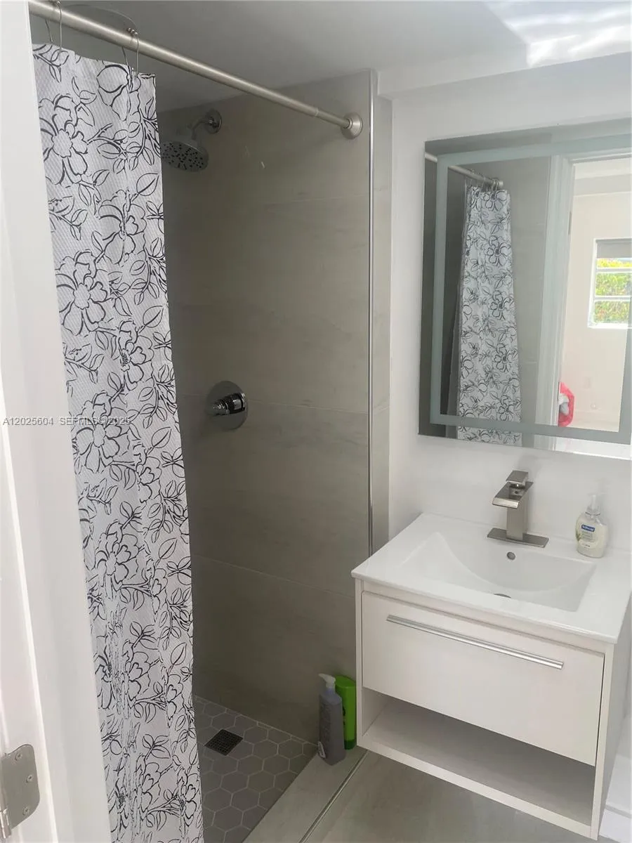 1710 Michigan Ave, Miami Beach FL 33139