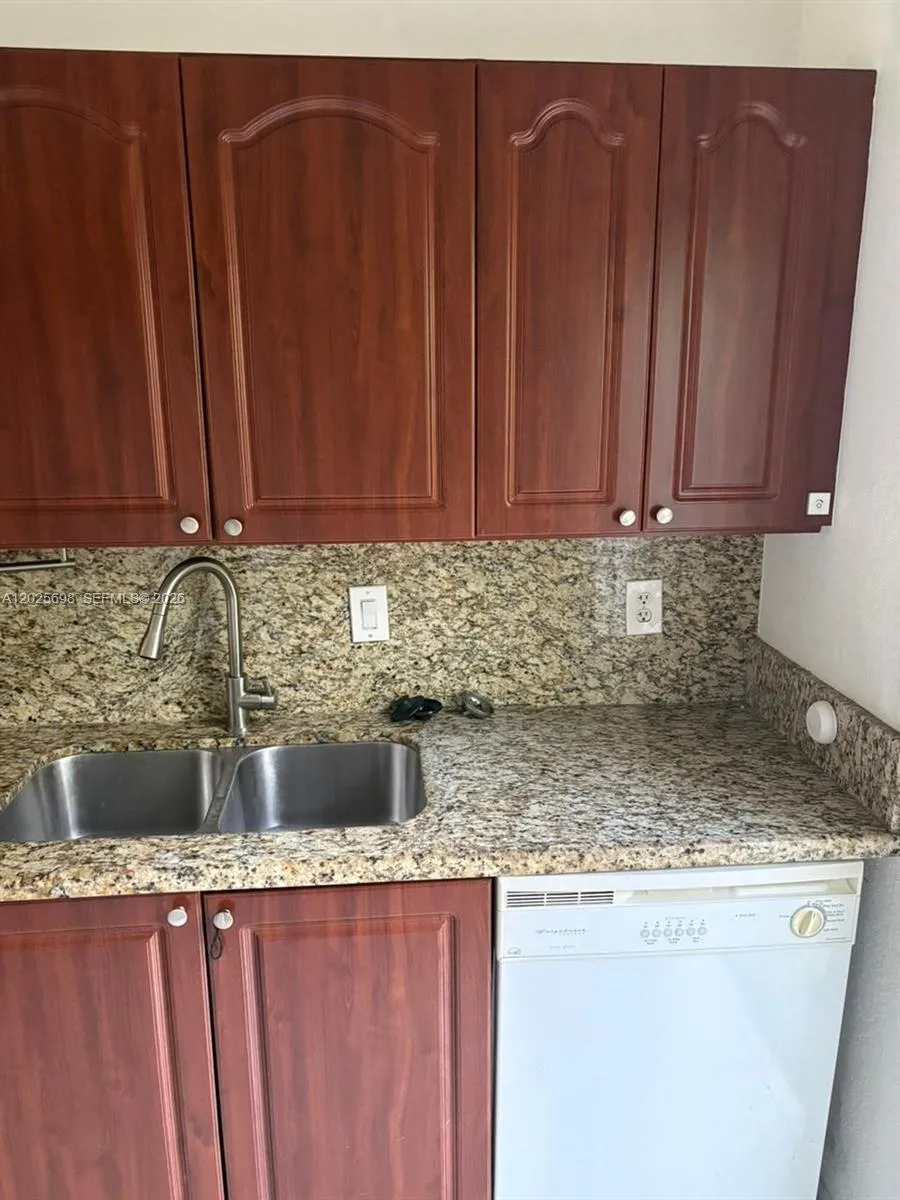 117 SE 3rd Ave # 7, Hallandale Beach FL 33009