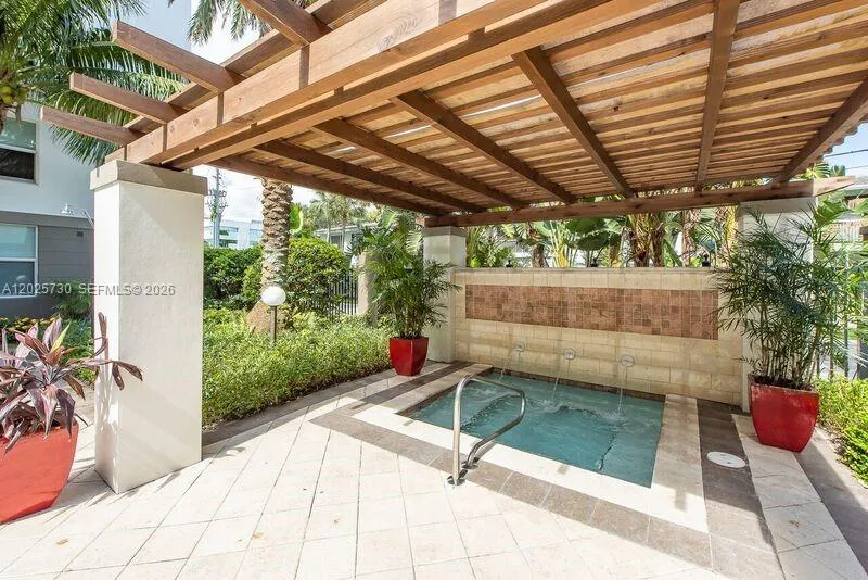 2421 NE 65th St # 408, Fort Lauderdale FL 33308