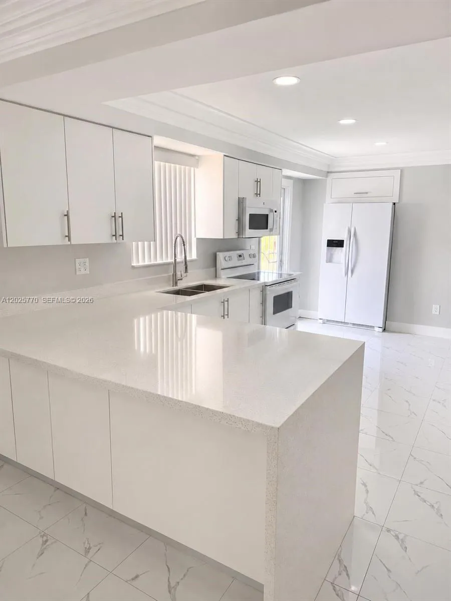 5735 Hayes St, Hollywood FL 33021