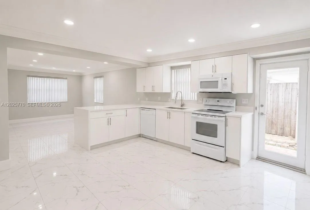 5735 Hayes St, Hollywood FL 33021