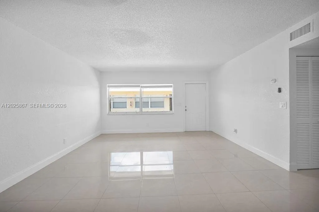 6891 SW 7th St, Margate FL 33068