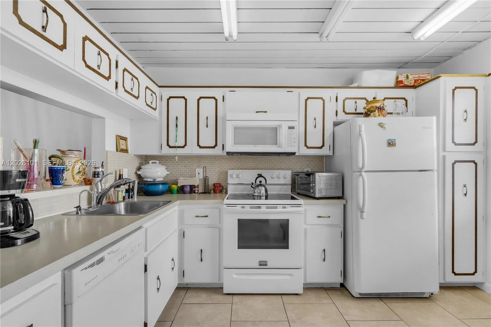 3551 Inverrary Dr # 208, Lauderhill FL 33319