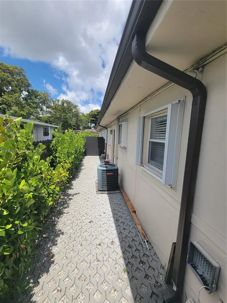 1052 SW 79th Ave, Miami FL 33144