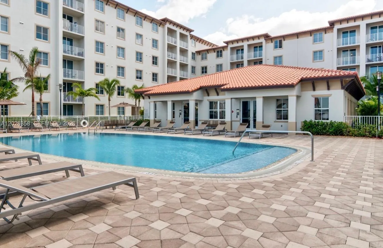8290 Lake Dr # 143, Doral FL 33166