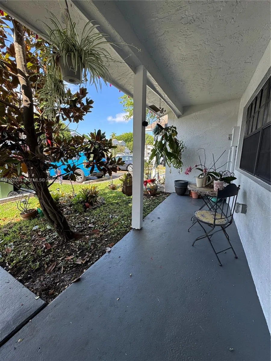 10428 NW 3rd St, Pembroke Pines FL 33026