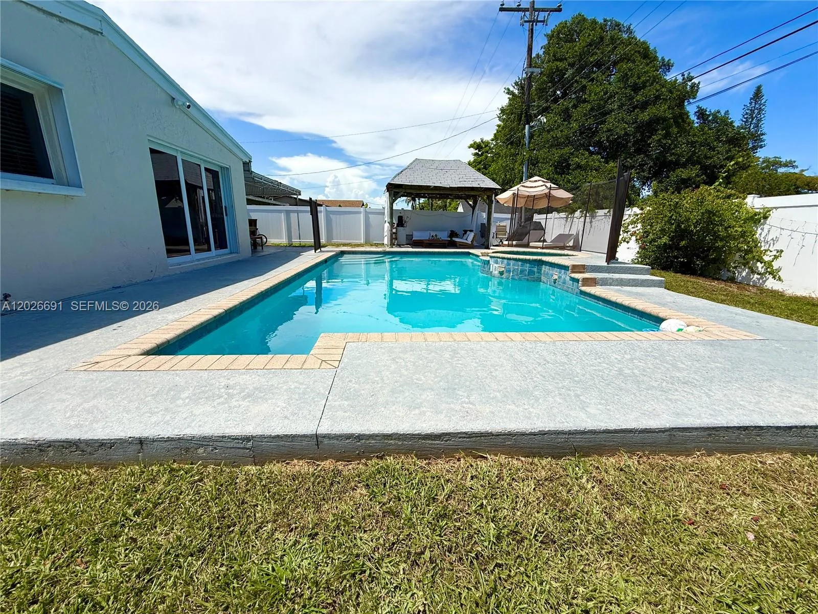 411 SW 10th Ter, Hallandale Beach FL 33009