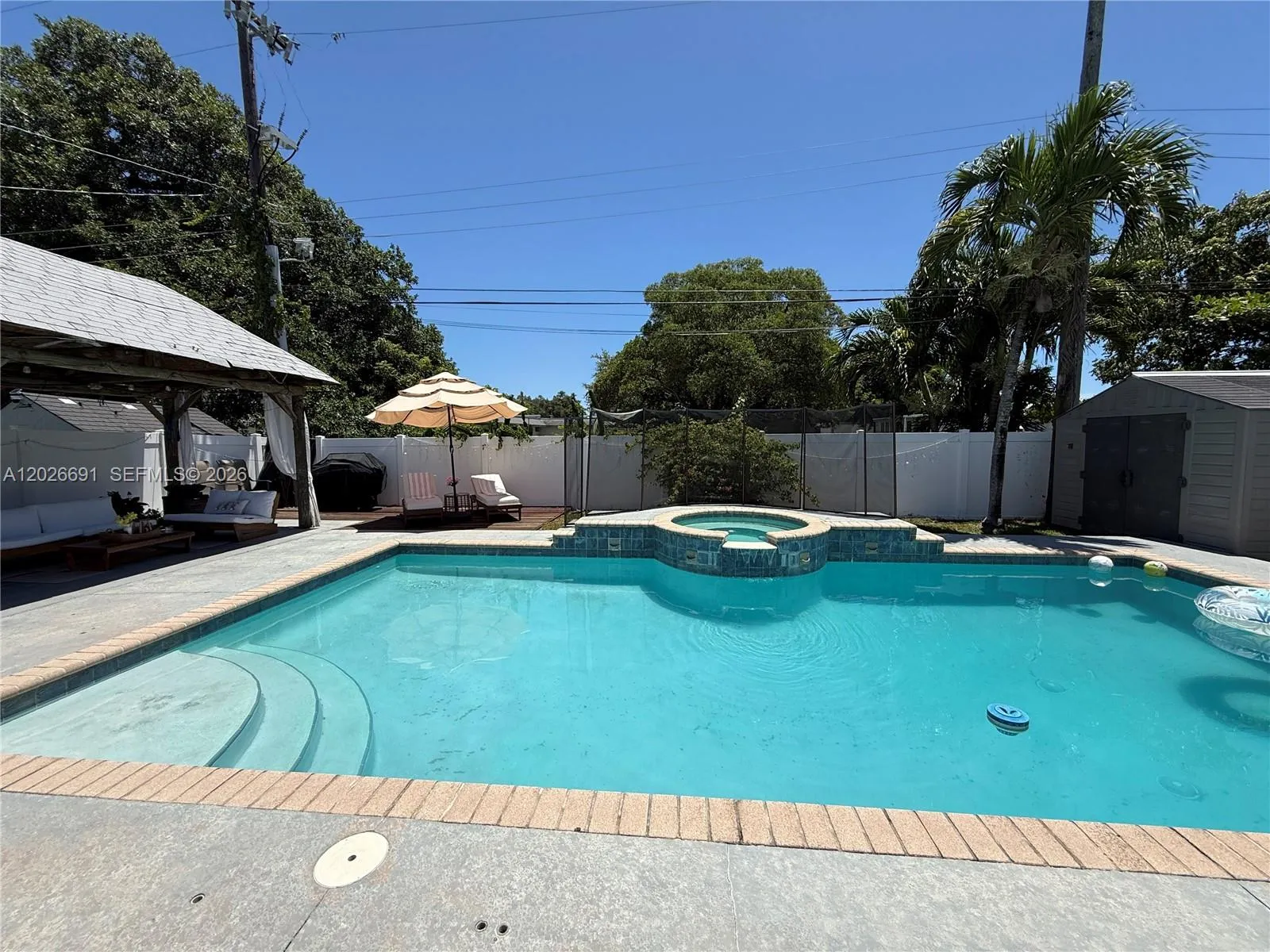 411 SW 10th Ter, Hallandale Beach FL 33009