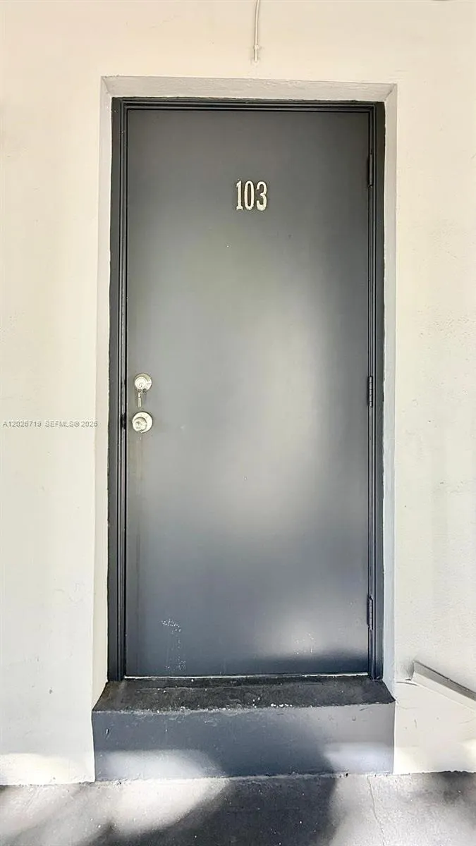 42 SW 14th St # 103, Dania Beach FL 33004